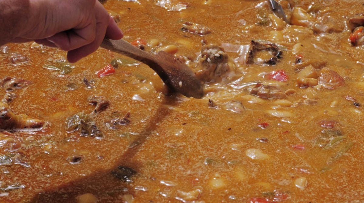 Le bouillon est préparé dans la poêle à paëlla