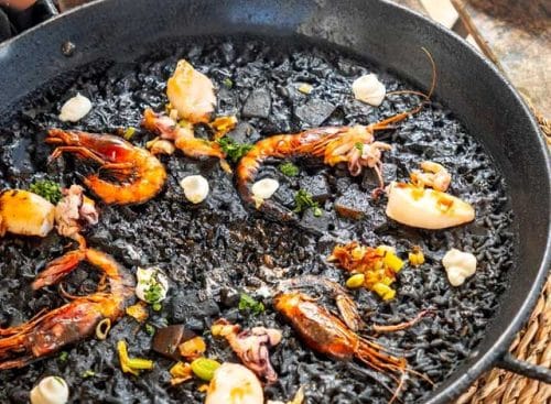 Paëlla au riz noir à l'encre de seiche