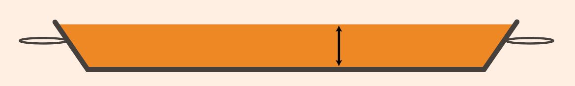 Couche épaisse d'ingrédients dans la poêle à paëlla