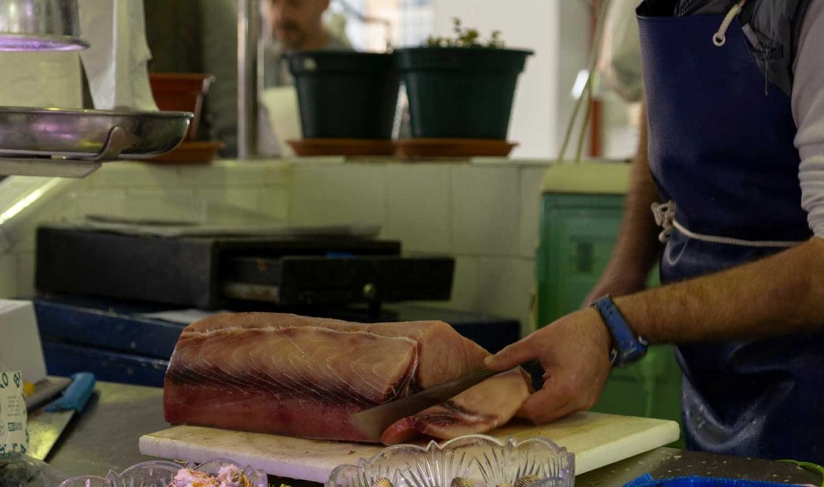 Découpe de tranches de thon frais par un poissonnier