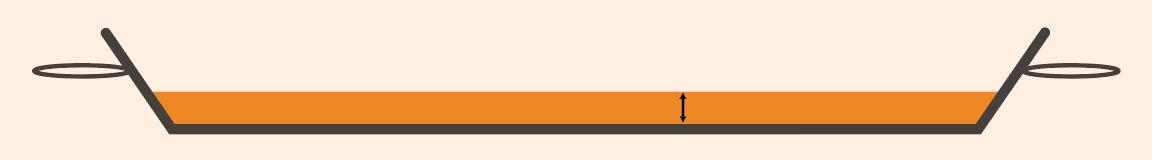 Fine couche d'ingrédients dans la poêle à paëlla