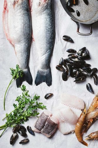 étal de poissons et de crustacés pour préparer une paëlla