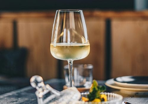 Un vin blanc frais sur une table