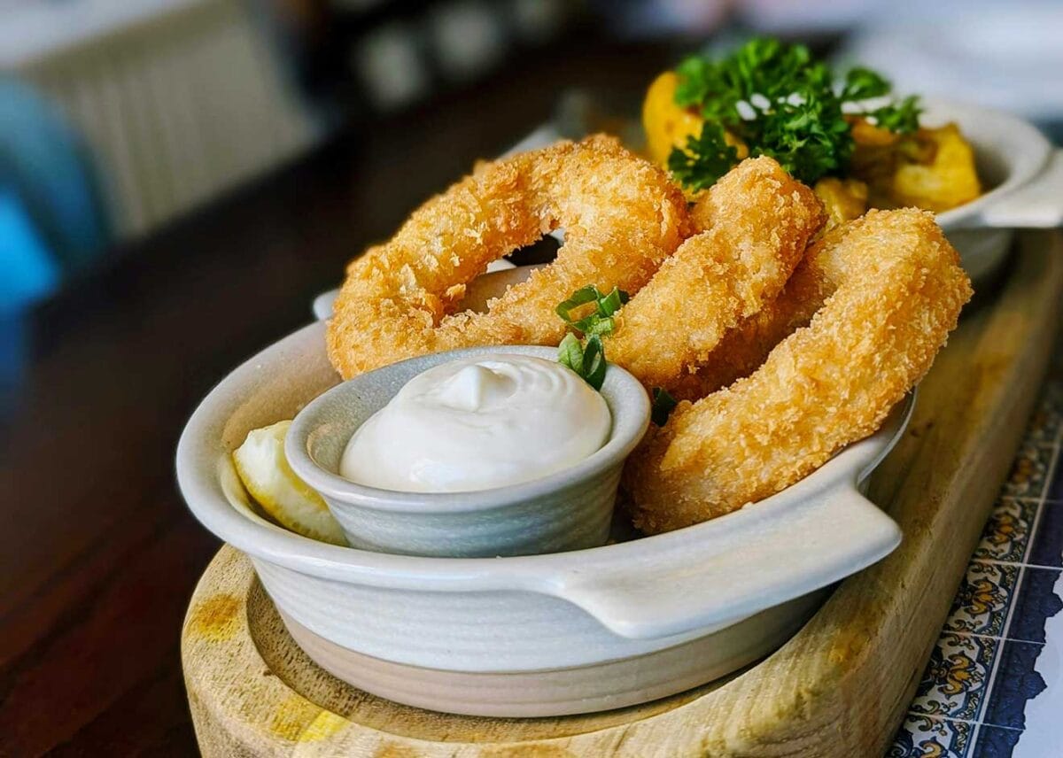 des calamars à la Romaine accompagnés d'aïoli